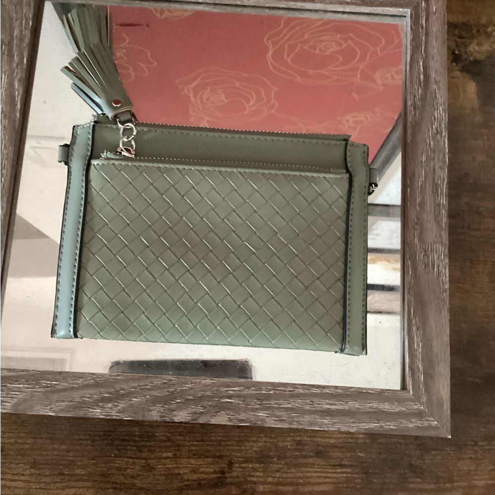 Elegant Woven Leather Clutch - Green